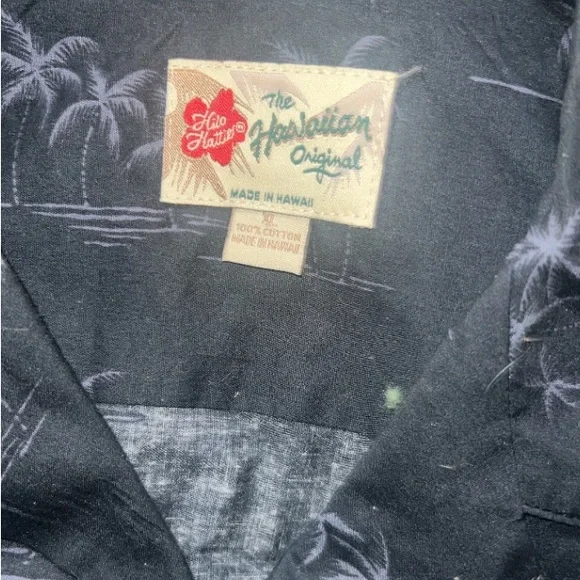The Hawaiin Original Hilo Hattie Black Shirt with Green Turtle Design - Picture 4 of 4
